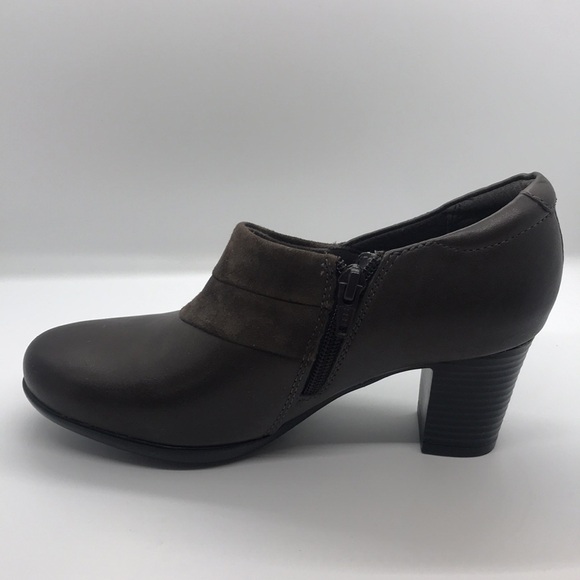 𝅺Clarks Women’s Brown Leather Ankle Booties 6M - Picture 14 of 15